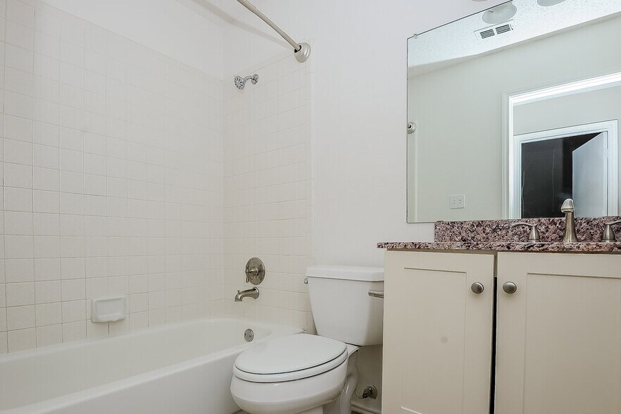Building Photo - 208 Vines Dr
