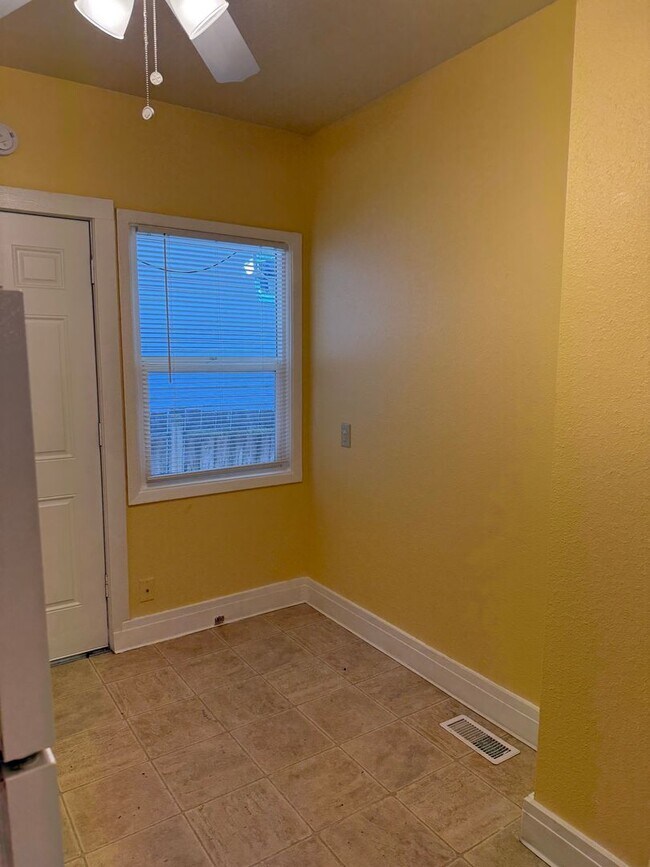 Building Photo - Charming 1-Bedroom Apartment in the Heart ...