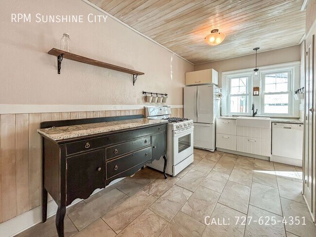 Building Photo - 748 32nd Ave N