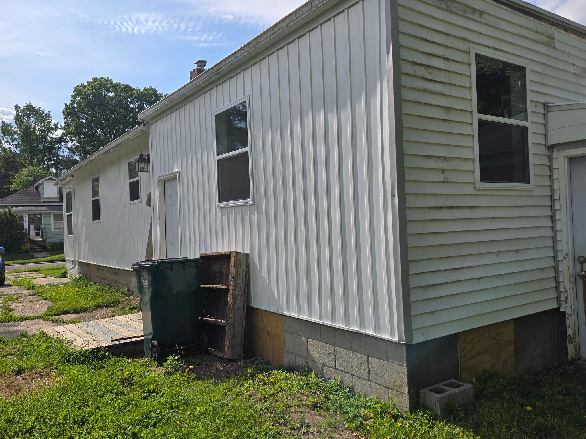 Side of home - 826 Clayton St