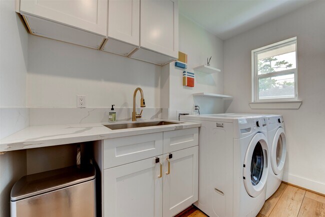 Building Photo - 2406 Blue Water Ln