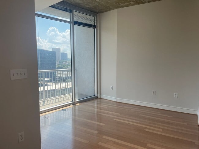 Building Photo - Gorgeous Condo @ Midtown Plaza 1B/1B In Am...