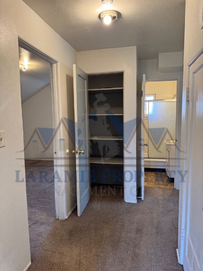 Building Photo - 2 Bed 1 Bath Near Campus