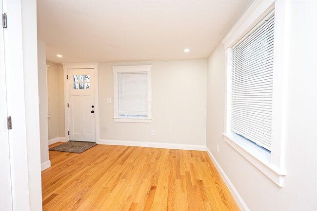 Building Photo - 85 Oak St