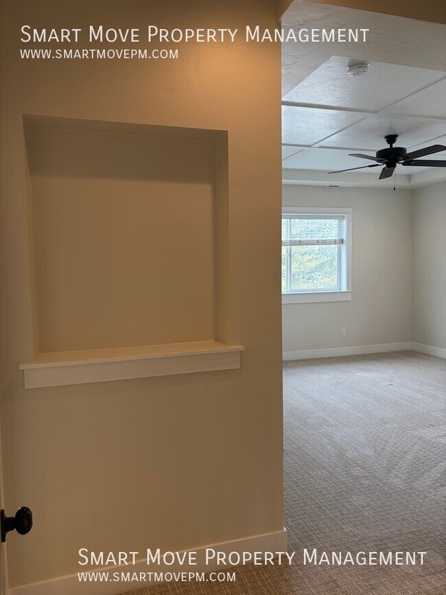 Building Photo - 2100 N Woodcreek St