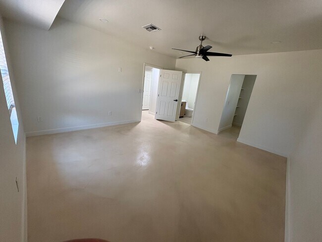Building Photo - 3 Bedroom 2 Bath by Reid Park !