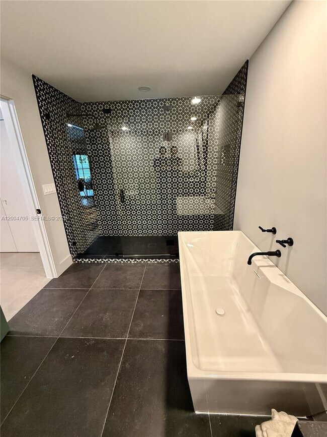 Building Photo - 1304 Stratford St