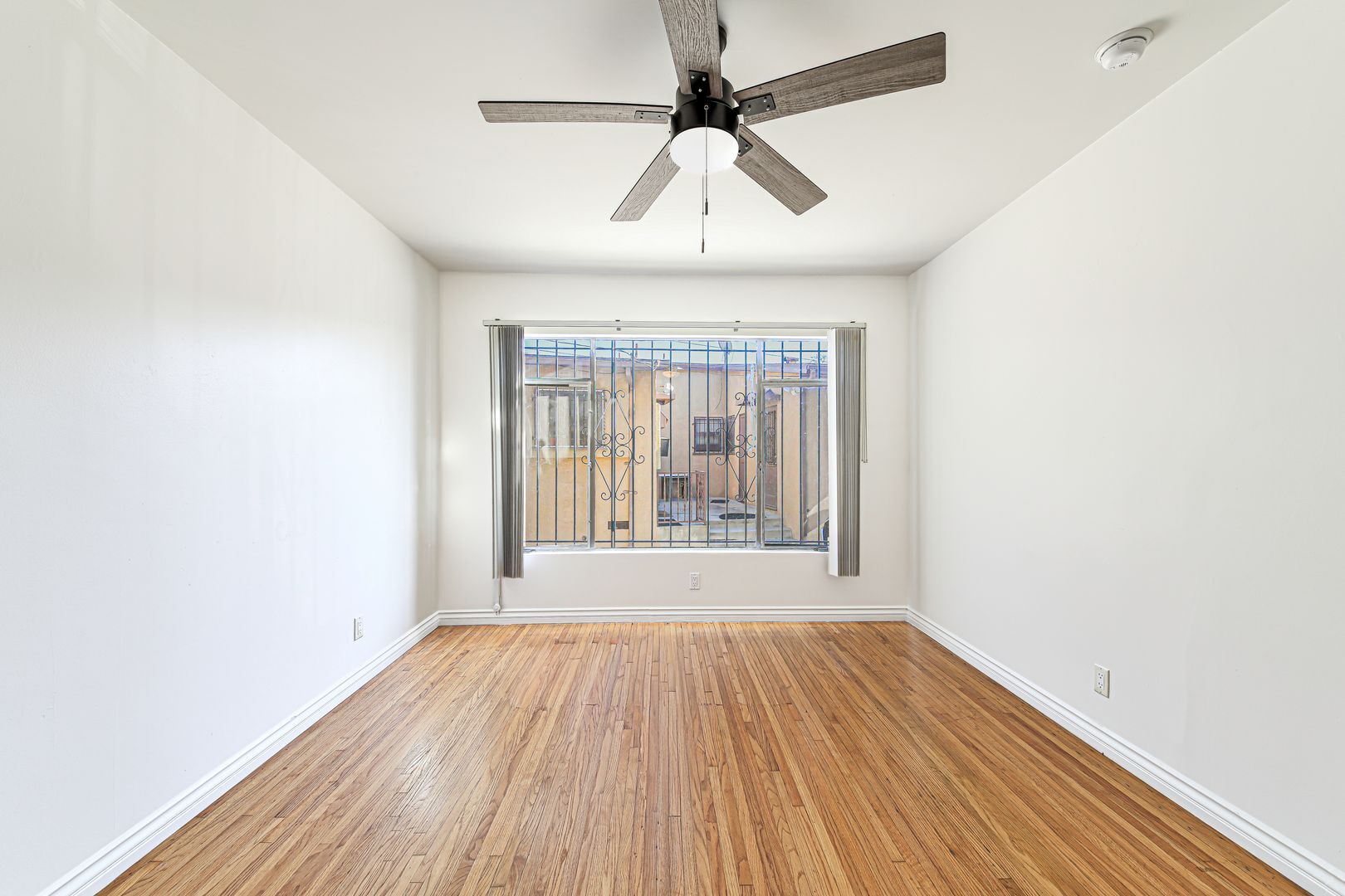 Building Photo - 809 Flora Dr