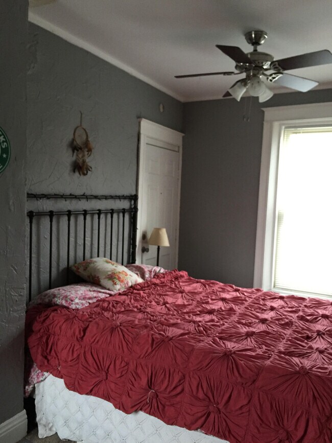 Building Photo - 1 Bedroom 1 Bath Upstairs Downtown Lafayette