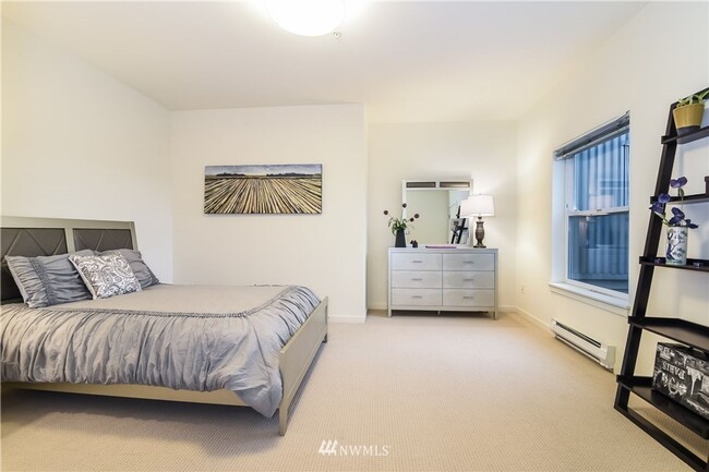 Building Photo - Modern Top-Floor Condo with Stunning Seattle Views