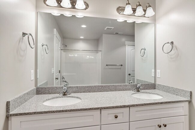 Building Photo - Dog Friendly Exchange Townhome