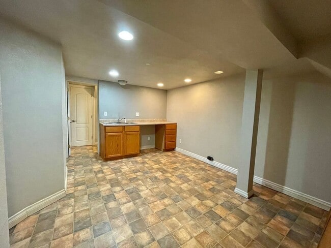 Building Photo - AVAILABLE NOW! Move-In Special! Half Off F...