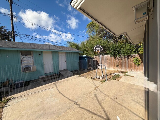 Building Photo - 3229 Sarita St