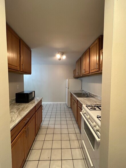 Building Photo - 555 Hill Dr