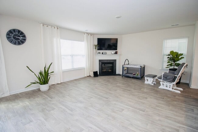 Building Photo - Spacious 4 Bedroom, 2.5 Bath Home in Bowden Village - Just Reduced! Don't miss it!