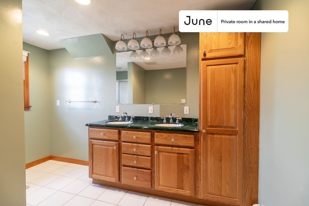 Building Photo - Room in Shared 5 bed/2 bath home