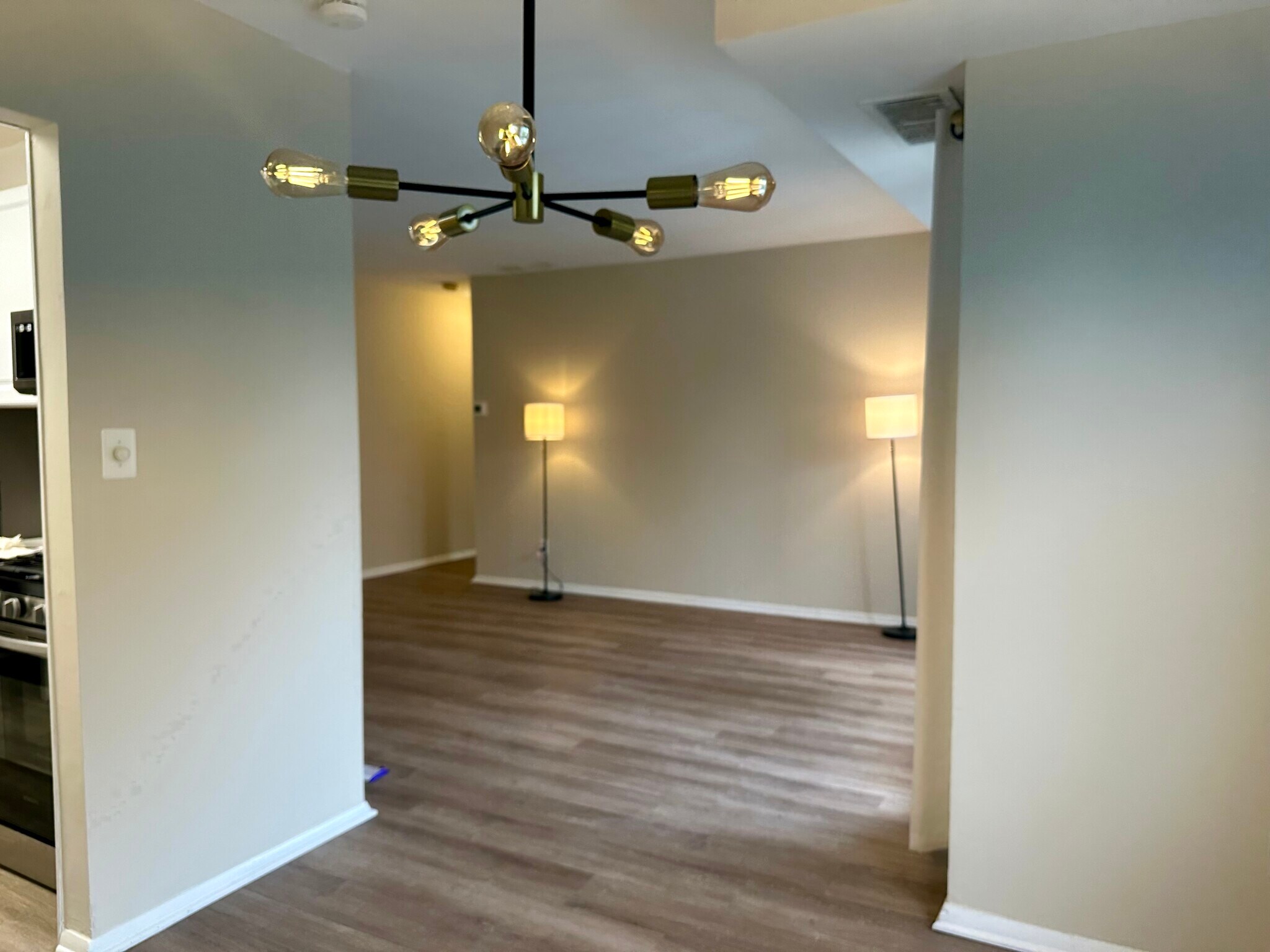 Building Photo - 3945 Lyndhurst Dr