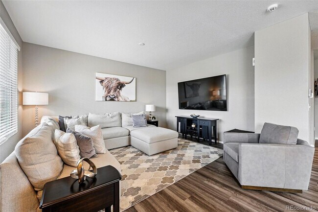 Building Photo - 6833 Longpark Dr
