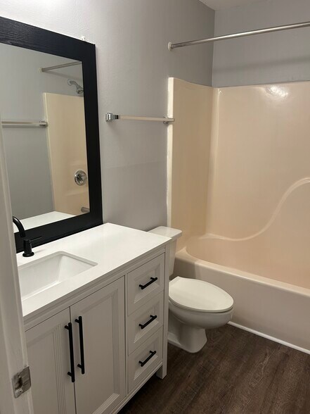 Back bedroom bath with tub/shower - 708 M.L.K. Jr Blvd