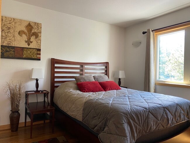 Building Photo - 28 Valley View Ln