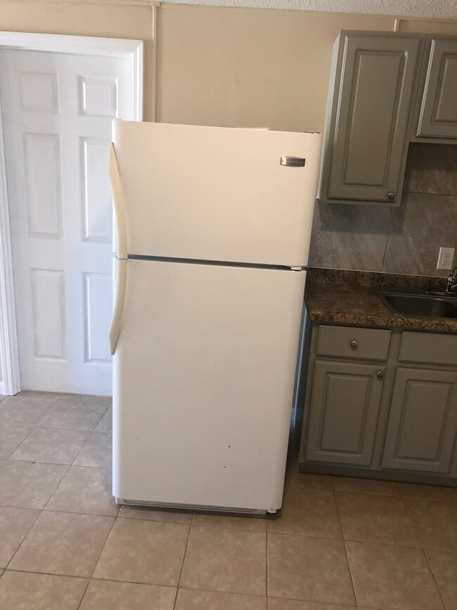 Building Photo - Recently Renovated 2 Bedroom 1 Bath Apartments for Rent!