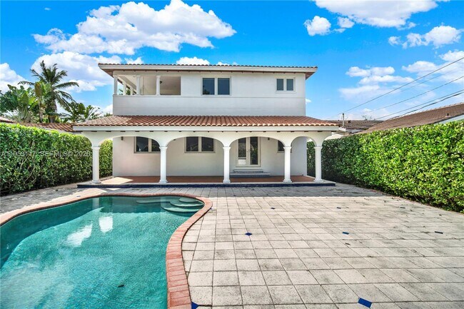 Building Photo - 527 SW 20th Rd