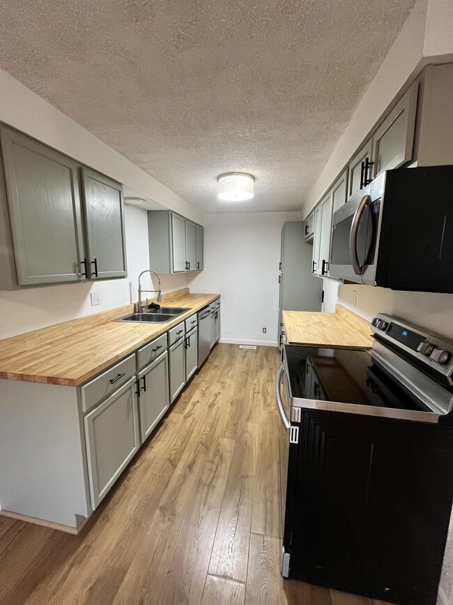 Building Photo - 1240 N 2nd E