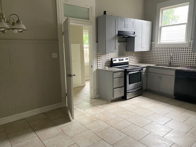 Building Photo - Three bedroom two bath house ready for a new resident