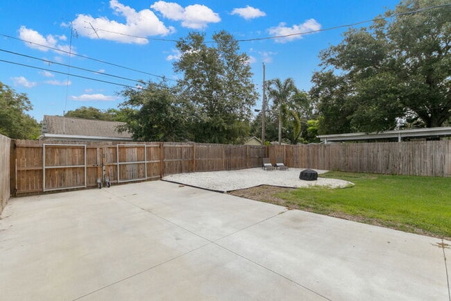 Building Photo - FULLY FENCED Home For Rent in St Petersburg!