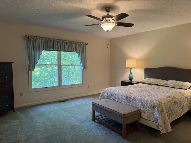 Building Photo - 596 Forest Creek Dr