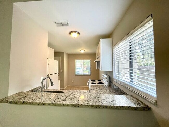 Building Photo - Cute 2/1 Duplex off Alafaya!