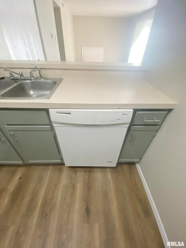 Building Photo - 5905 W Ridgecrest Dr