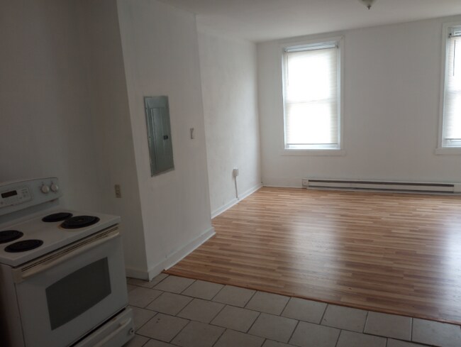 Building Photo - 31xx W Euclid Ave
