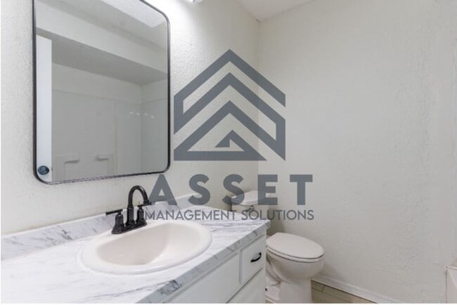 Building Photo - 5 Bedroom House Available Now