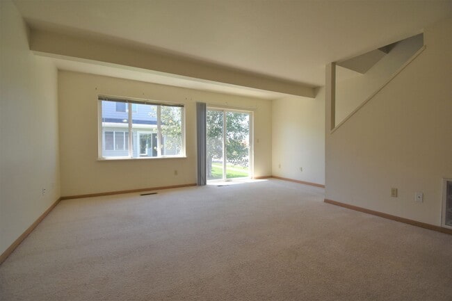 Building Photo - 3Bed 1.5Ba Townhouse with GARAGE! Great Location!