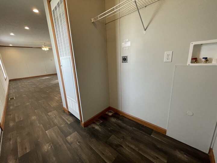 Building Photo - 38031 Leverette Ave