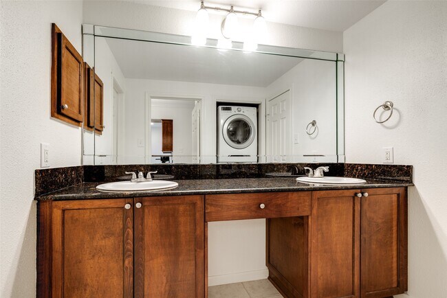 Building Photo - 2255 Braeswood Park Dr