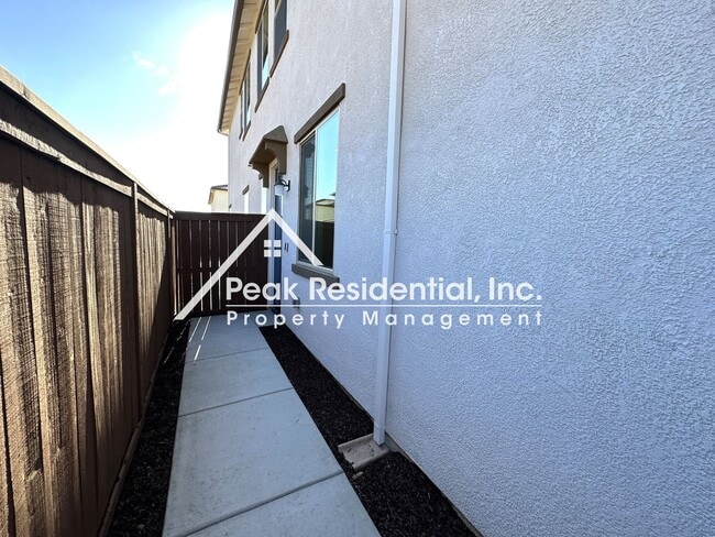 Building Photo - Brand New West Roseville 4bd/3.5ba with Se...