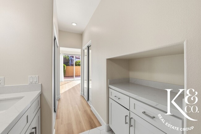 Building Photo - Relaxed Living in Oak Park with All the Up...