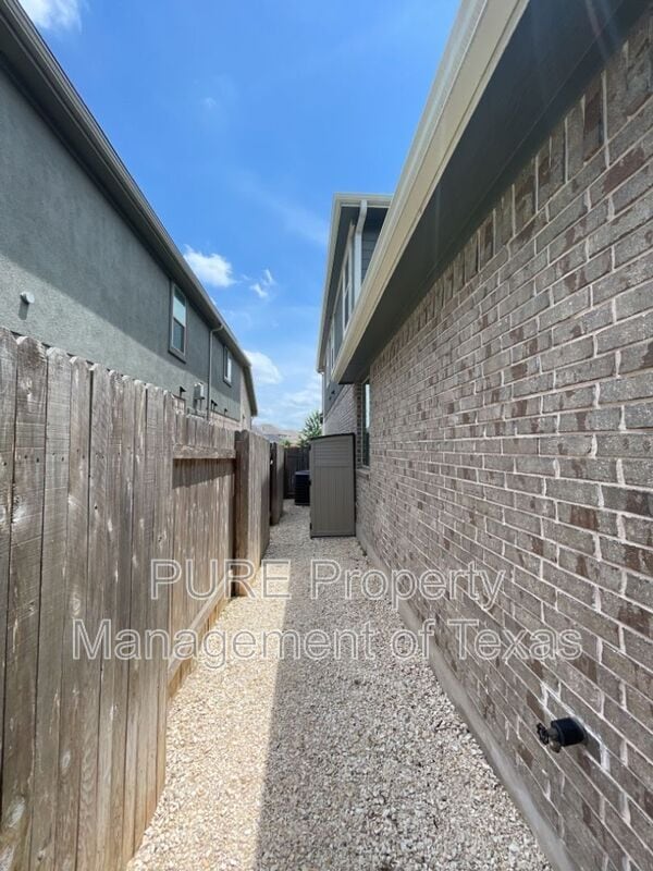 Building Photo - 716 Expedition Way