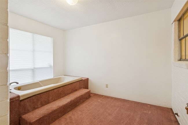 Building Photo - 2303 Kipling St