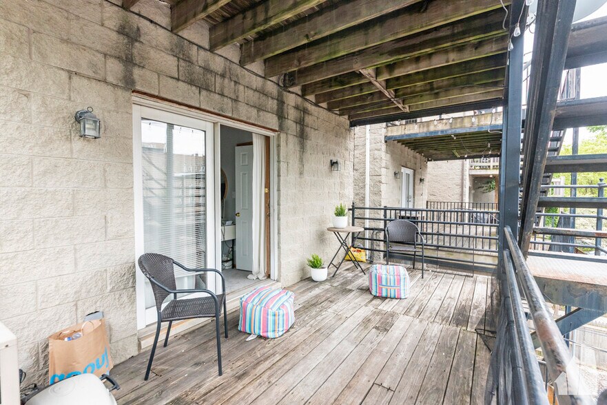 Building Photo - 844 N Wood St