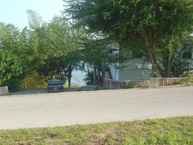 Building Photo - 227 Lake Rachard Blvd