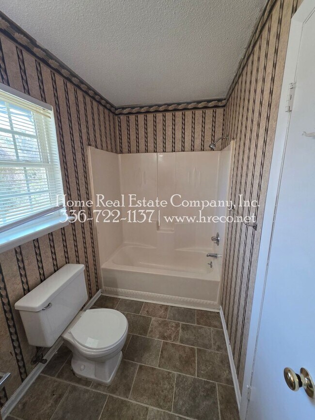 Building Photo - 3465 Valley Rd