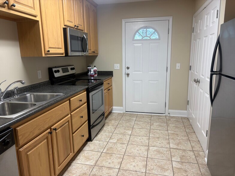 Building Photo - 112 Lakeview Commons Dr