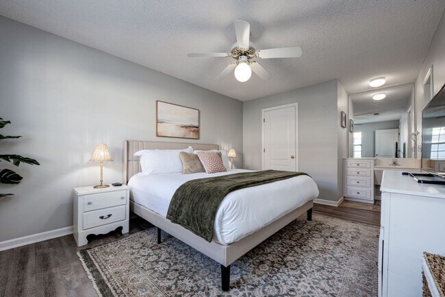 Building Photo - 17462 Front Beach Rd