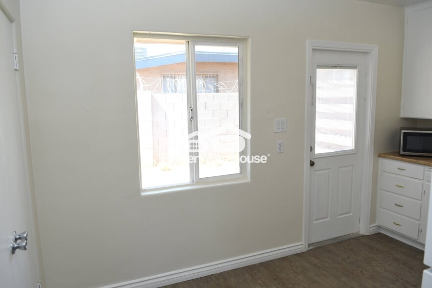 Building Photo - 1508 W Amelia Ave