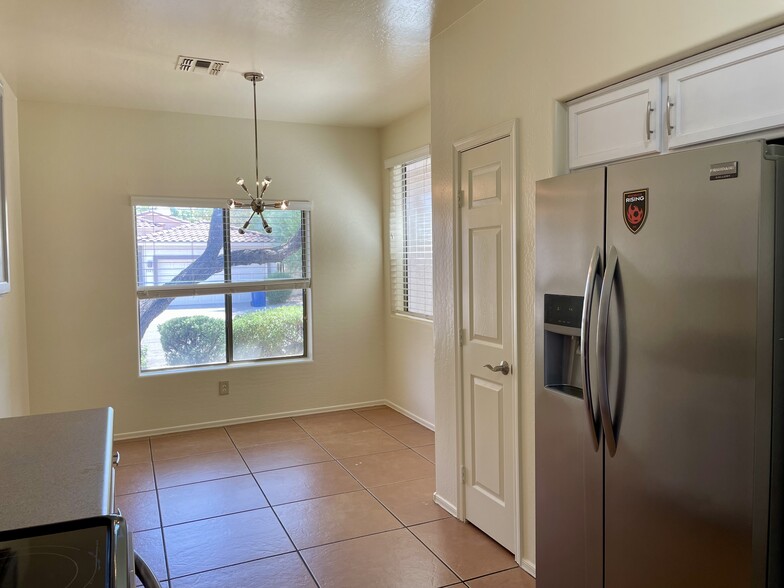 Building Photo - 1048 E Susan Ln