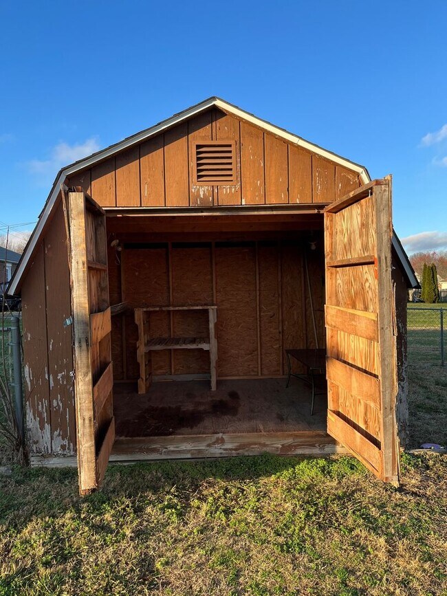 Building Photo - 159 Anderson Ln