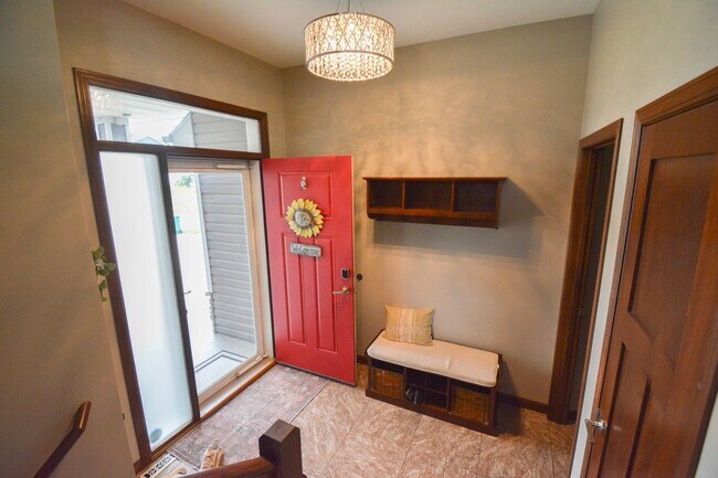 Building Photo - 5 Bed, 3 Bath Home for Rent – Utilities In...